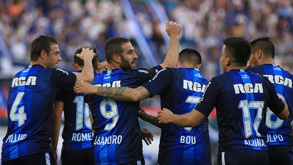 Racing le dio un golpe bajo a un Vélez.