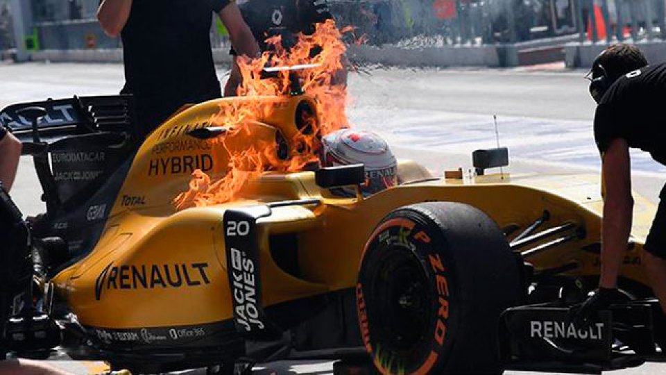 Se prendió fuego la Renault de Magnussen cuando salía de boxes.