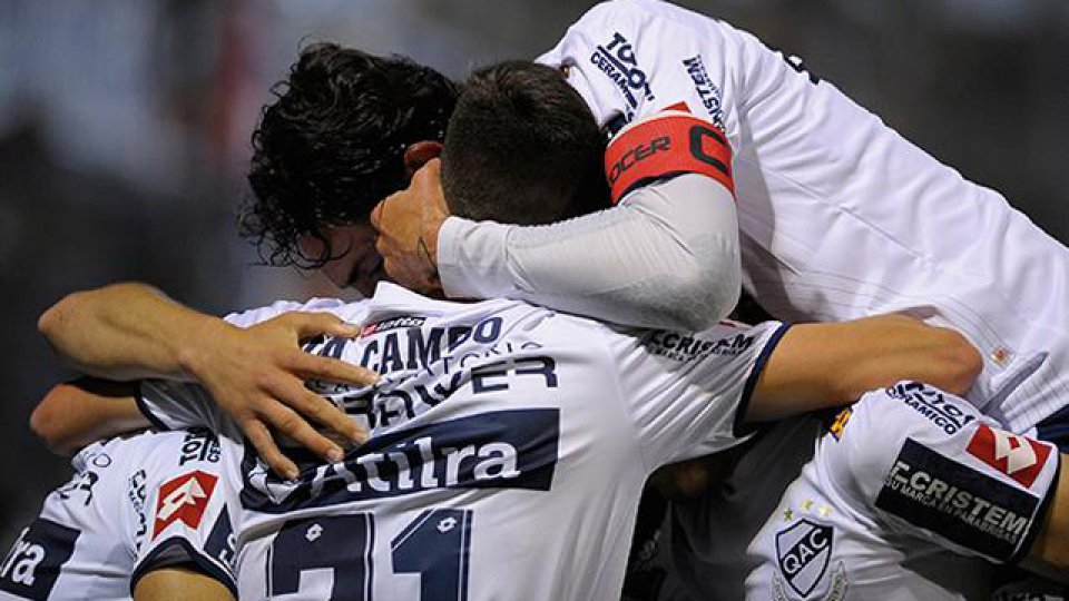 Quilmes venció al Aurinegro y festejó por primera vez en el campeonato.