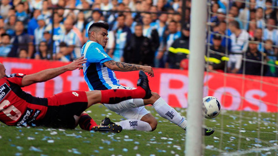 El Rojinegro cayó frente a Racing y sigue sin poder sumar de tres en el torneo.