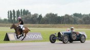 Video: La llamativa carrera entre un Bugatti de colección y un caballo de polo
