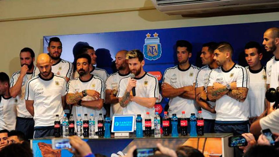 Histórica conferencia de todo el plantel de la Selección.