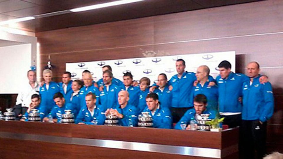 La delegación argentina campeona de la Copa Davis arribó al país.