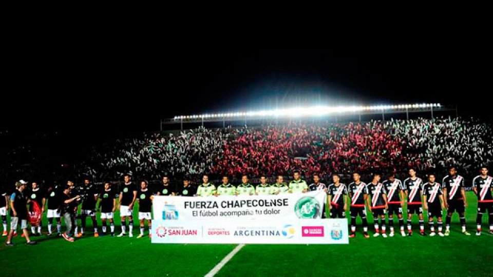 El emotivo homenaje de River y Gimnasia al Chapecoense.