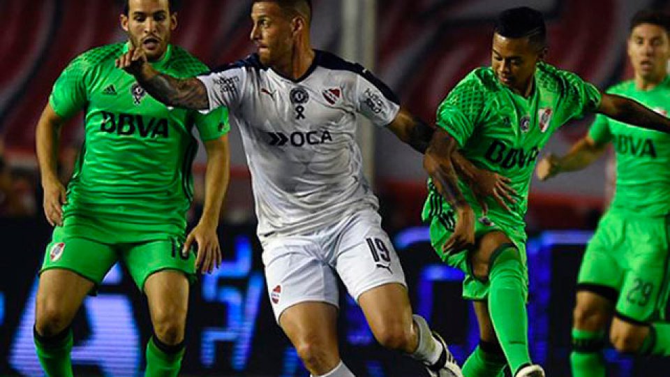 Independiente le ganó a River y le dio respiro a Gabriel Milito.