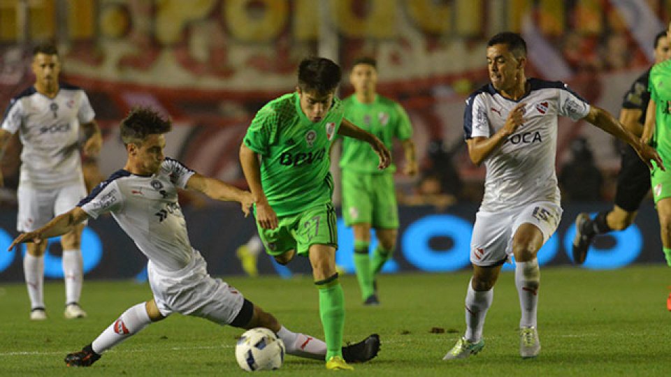 Independiente le ganó a River y le dio respiro a Gabriel Milito.