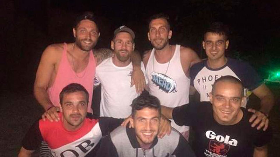 La intimidad de las vacaciones de Messi: asado con amigos.