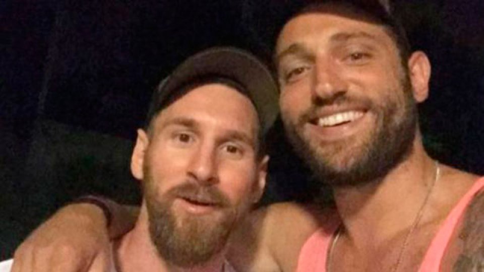 La intimidad de las vacaciones de Messi: asado con amigos.