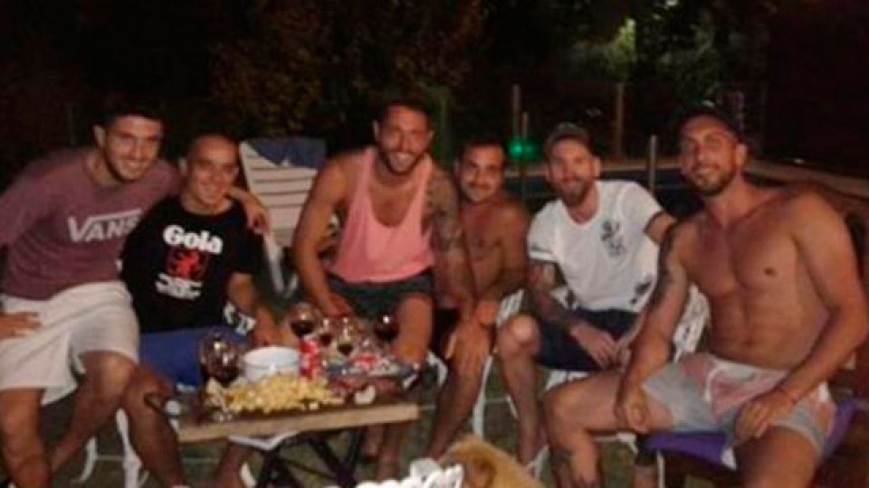 La intimidad de las vacaciones de Messi: asado con amigos.