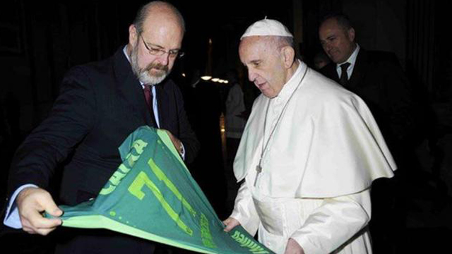El Papa Francisco recibe el emotivo obsequio de los dirigentes del Chape.