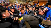 Tevez llegó a China: multitudinario recibimiento con pancartas y camisetas