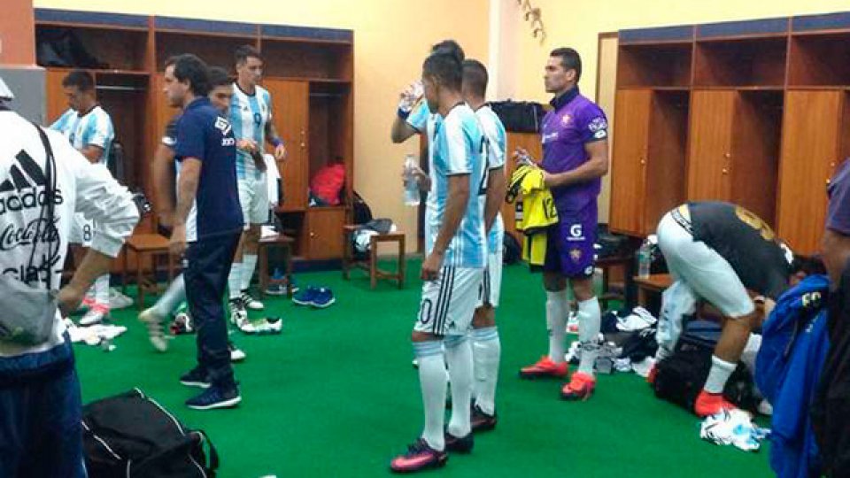 Atlético Tucumán jugó con la camiseta de Argentina en Ecuador.