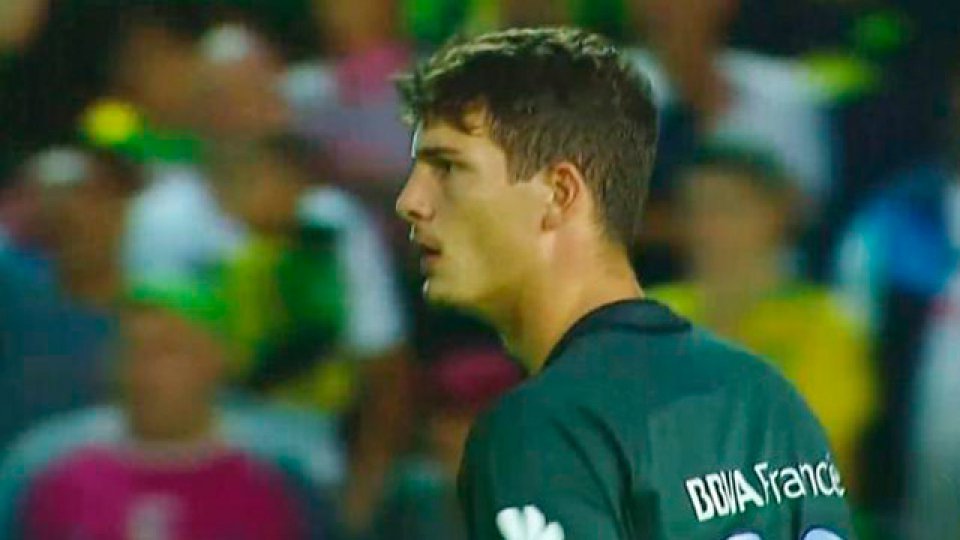 El arquero calculó mal y Llama convirtió desde la mitad de la cancha. El arquero calculó mal y Llama convirtió desde la mitad de la cancha.