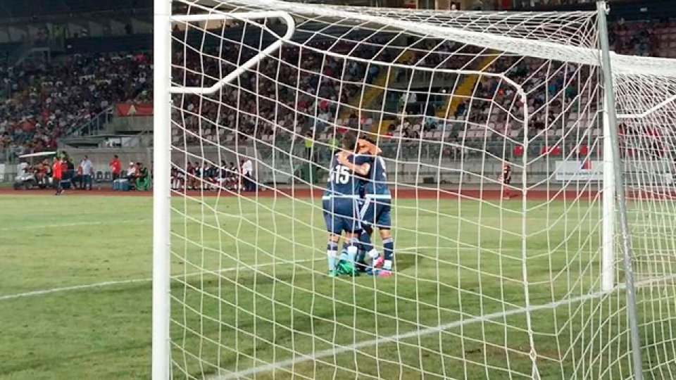 Argentina goleó a Perú y sigue con chances de clasificar.