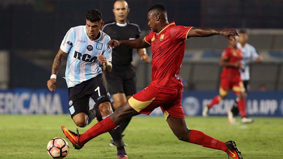 Racing ganó por la mínima diferencia en su debut.