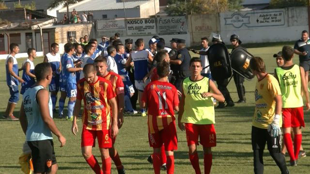 Comas, DT de Neuquén, recibió un golpe de un allegado a Sportivo Urquiza.