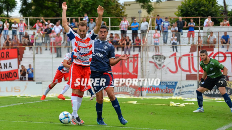 El Gato no consiguió los tres puntos que necesitaba para despegar.