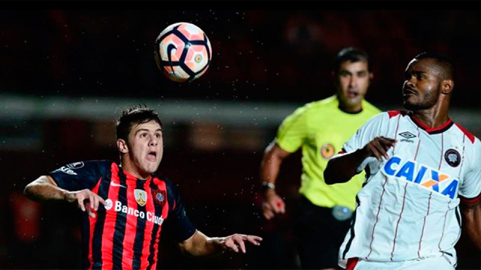 San Lorenzo perdió con Paranaense y complicó sus chances.