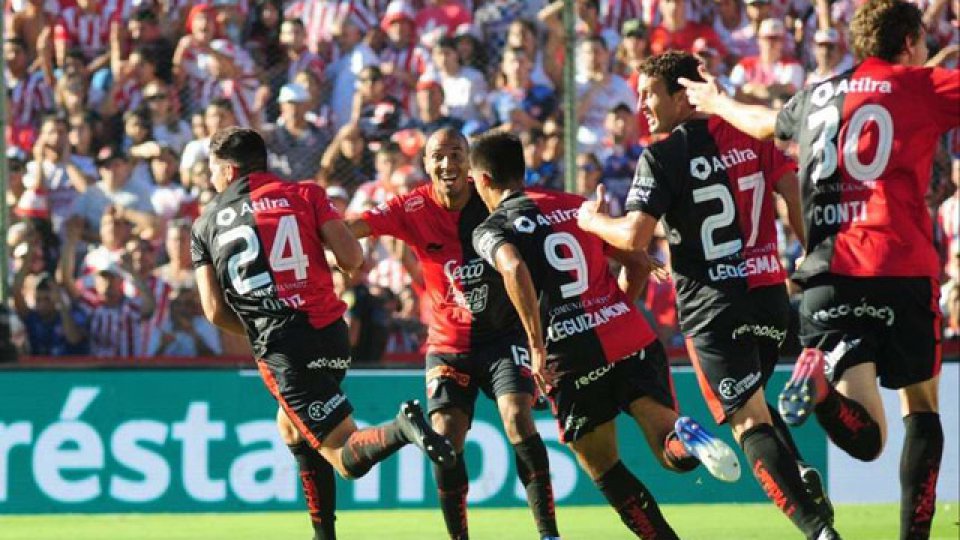 El Sabalero festejó en la cancha del Tatengue después de casi 19 años.