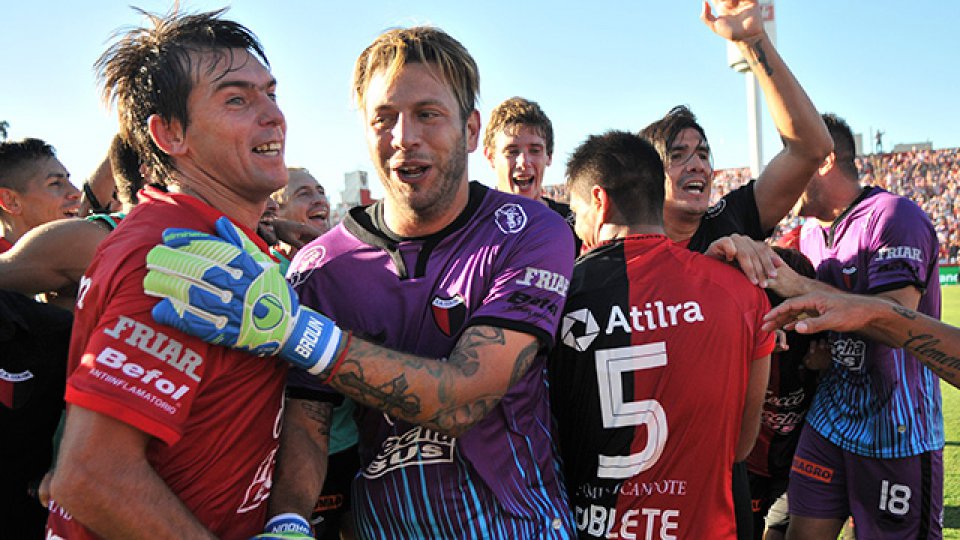 El Sabalero festejó en la cancha del Tatengue después de casi 19 años.
