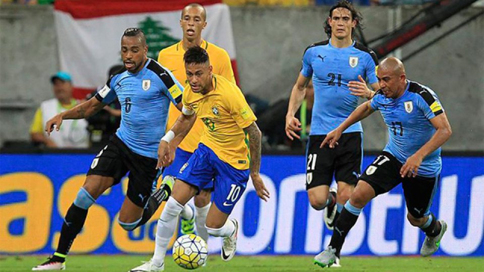 Brasil defiende su invicto ante Uruguay en el estadio Centenario.