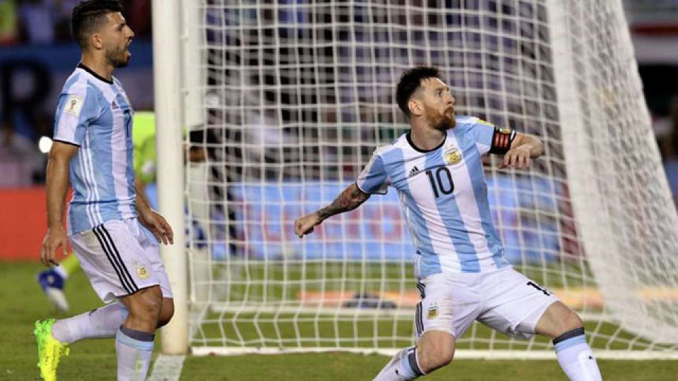 Messi festeja el gol argentino ante Chile.