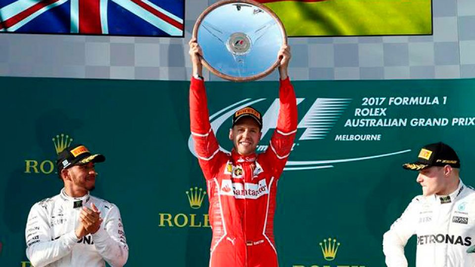Vettel sorprendió en Australia y le devolvió la victoria a Ferrari.