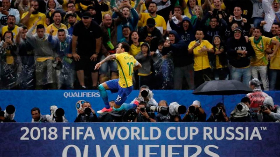 Brasil goleó a Paraguay y quedó a un paso de clasificar al Mundial.