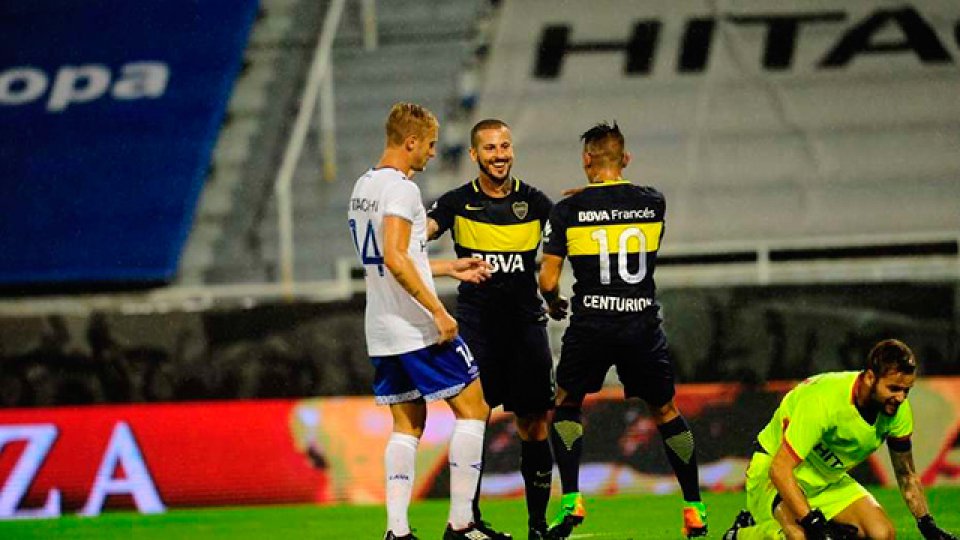 Boca le ganó Vélez y mantiene la distancia en la punta del torneo.
