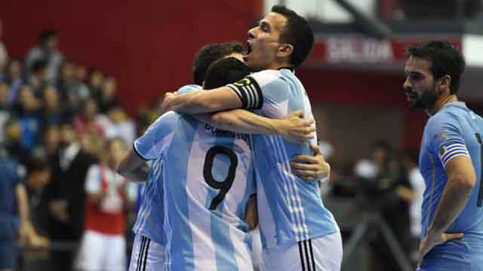 Argentina dejó en el camino a la Celeste y defenderá el título frente a Brasil.