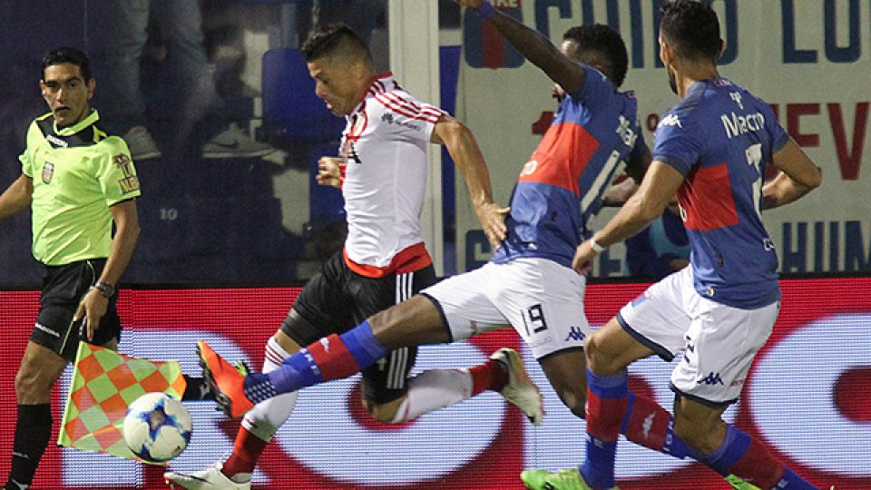 River logró un triunfo de visitante que lo puso a seis puntos del puntero.