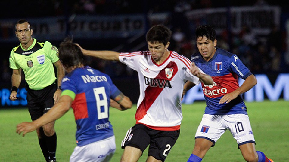 River logró un triunfo de visitante que lo puso a seis puntos del puntero.