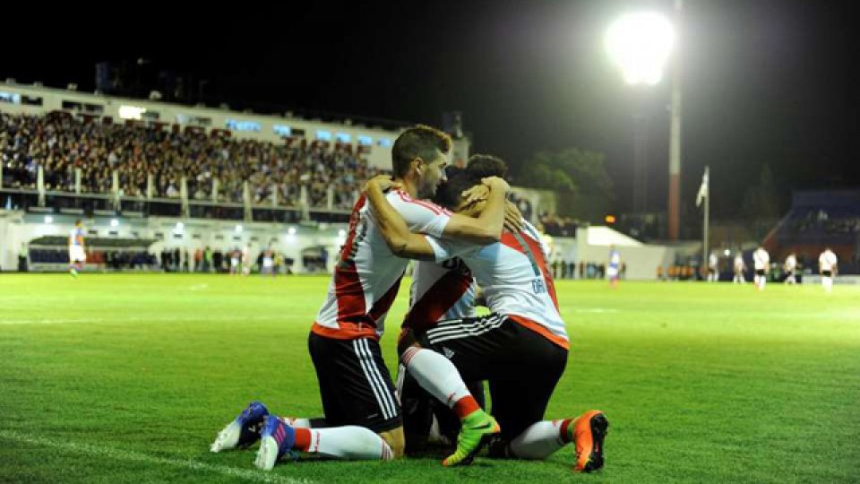 River logró un triunfo de visitante que lo puso a seis puntos del puntero.