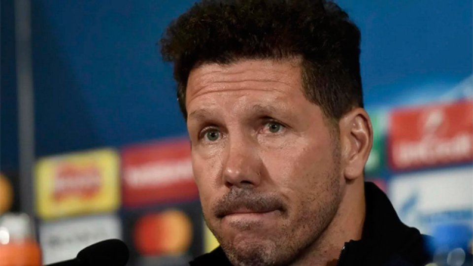 El Cholo fue expulsado y aplaudió con ironía la decisión del árbitro.