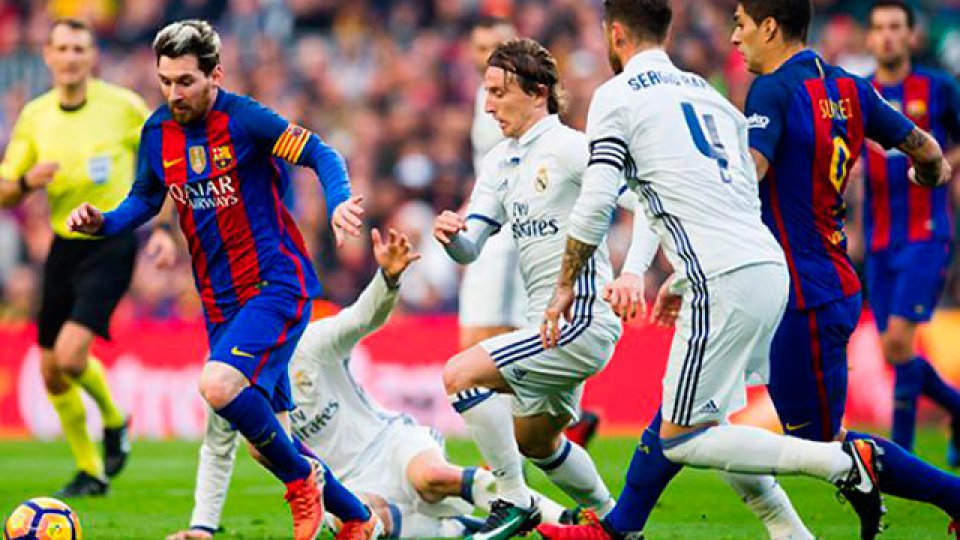 Real Madrid y Barcelona se miden en el gran clásico de la Liga Española.
