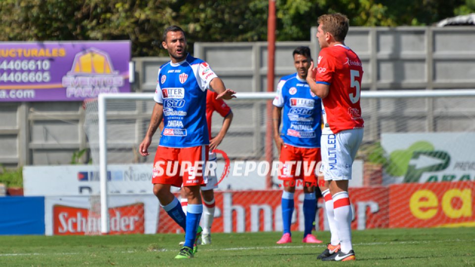 Atlético Paraná cayó ante Argentinos y se complica cada vez más con el descenso.