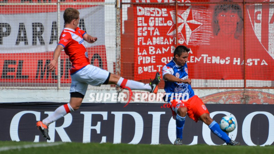 Atlético Paraná cayó ante Argentinos y se complica cada vez más con el descenso.