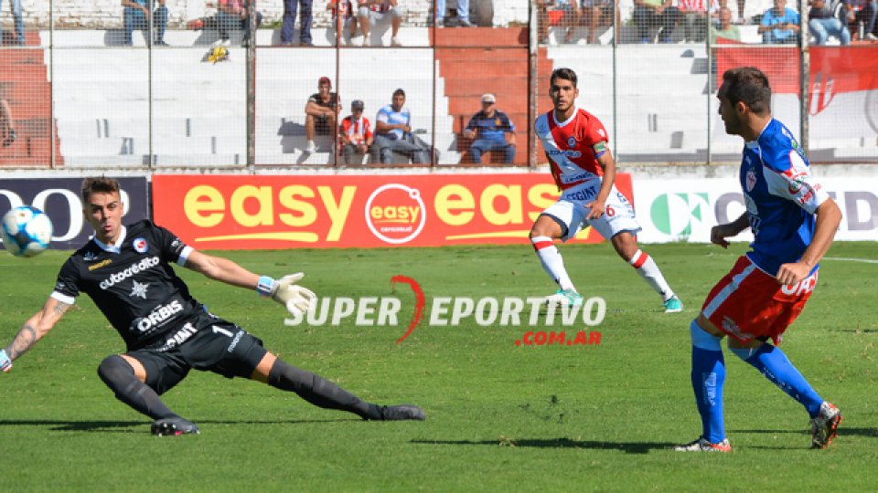 Atlético Paraná cayó ante Argentinos y se complica cada vez más con el descenso.