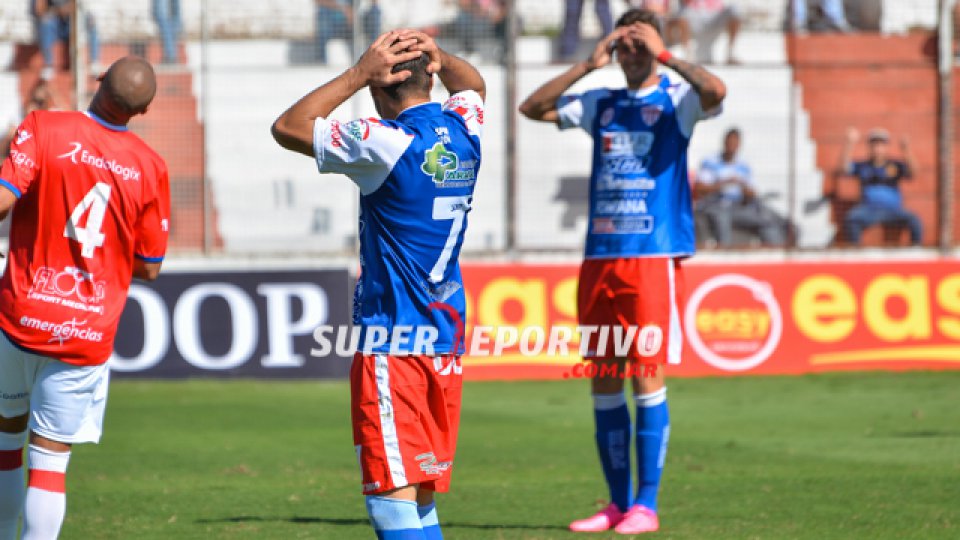 Atlético Paraná cayó ante Argentinos y se complica cada vez más con el descenso.