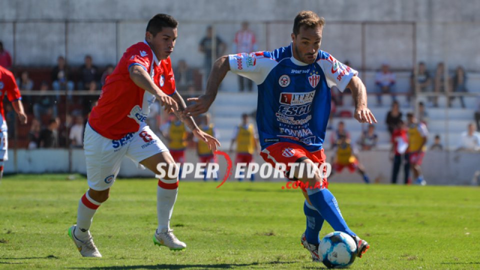 Atlético Paraná enfrenta a Instituto en Córdoba.