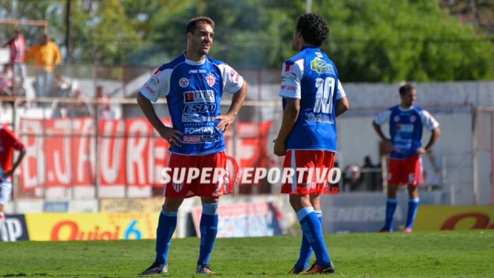 Atlético Paraná cayó ante Argentinos y se complica cada vez más con el descenso.