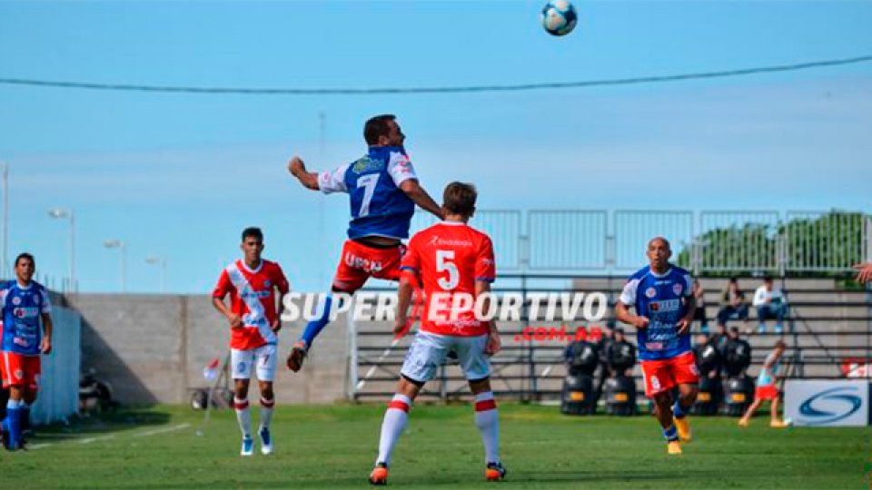 Atlético Paraná cayó ante Argentinos y se complica cada vez más con el descenso.