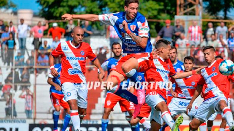 Atlético Paraná cayó ante Argentinos y se complica cada vez más con el descenso.