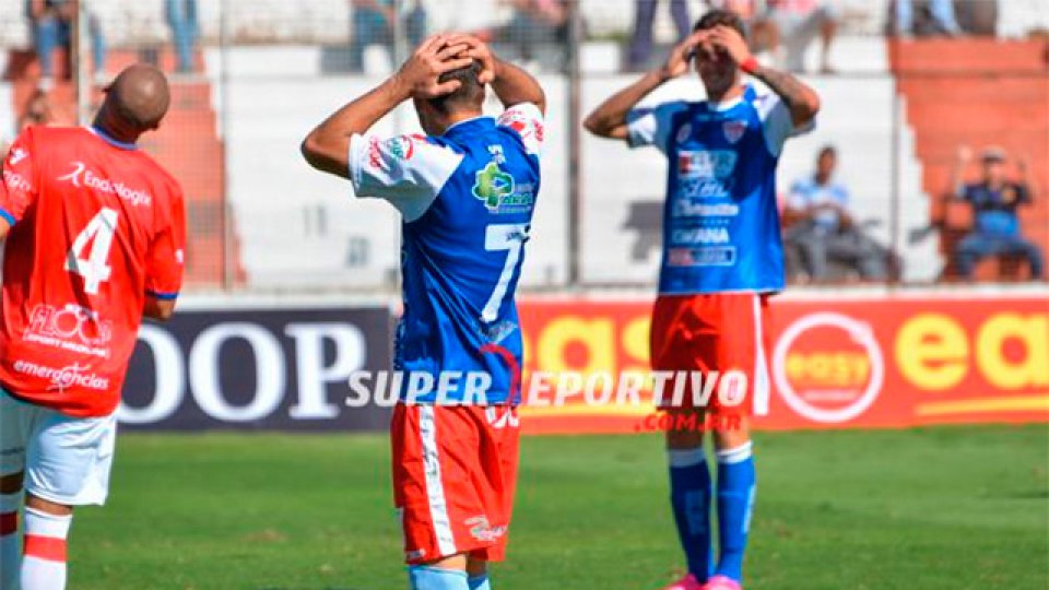 Atlético Paraná cayó ante Argentinos y se complica cada vez más con el descenso.