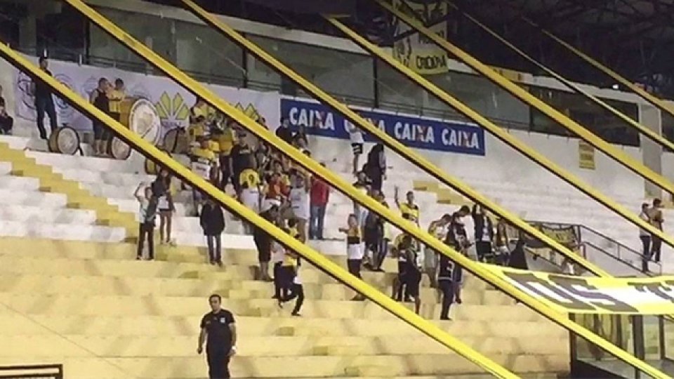 "Ao Ao cargá el tanque del avión", cantaban los hinchas de Criciúma.