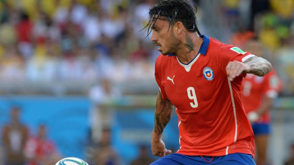 El delantero chileno opinó sobre la desición de FIFA con un mensaje en Twitter.