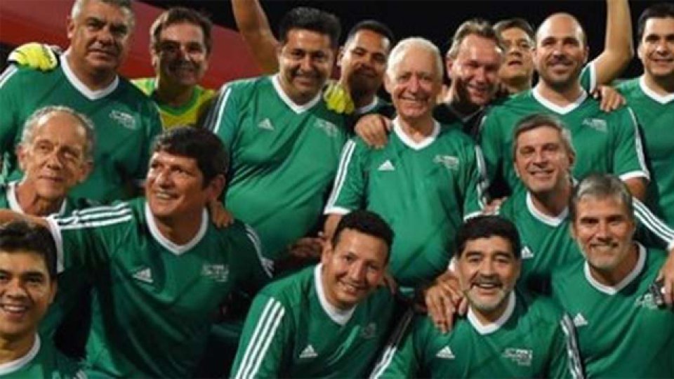 Maradona y los dirigentes de la Asociación del Fútbol Argentino en Bahrein.