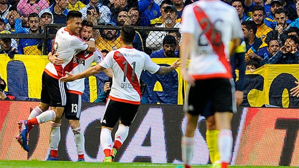En un final vibrante, River ganó en la Bombonera y abrió el campeonato.