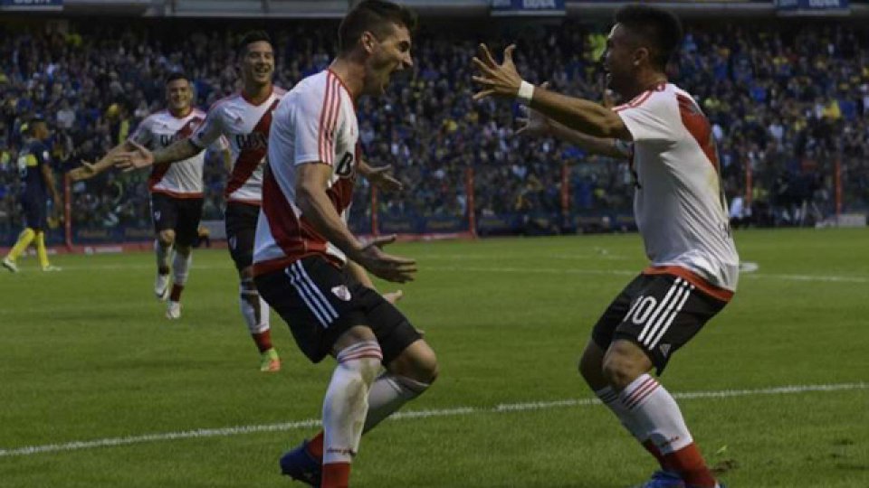 En un final vibrante, River ganó en la Bombonera y abrió el campeonato.