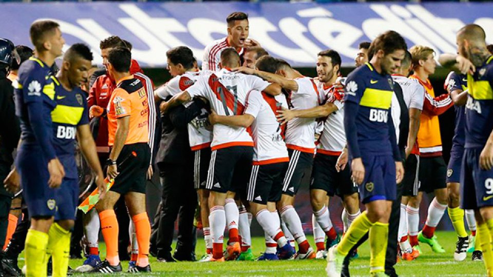 En un final vibrante, River ganó en la Bombonera y abrió el campeonato.
